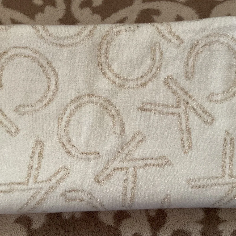 NWT CALVIN KLEIN LIGHT CREAM SNUD SCARF